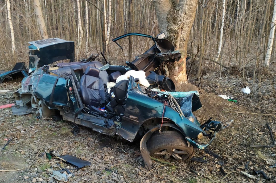 Bobrowo. Samochód osobowy ROZSTRZASKAŁ SIĘ o drzewo. NIE ŻYJE dwóch młodych mężczyzn