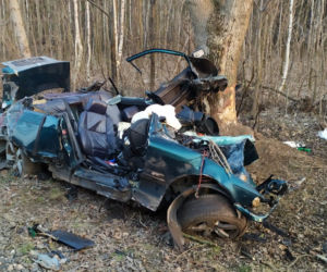 Bobrowo. Samochód osobowy ROZSTRZASKAŁ SIĘ o drzewo. NIE ŻYJE dwóch młodych mężczyzn