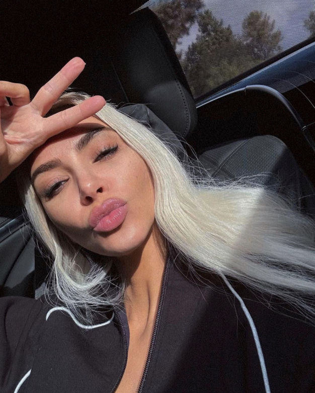 Kim Kardashian uciekła przed zimą w tropiki! Opina ją mokre bikini