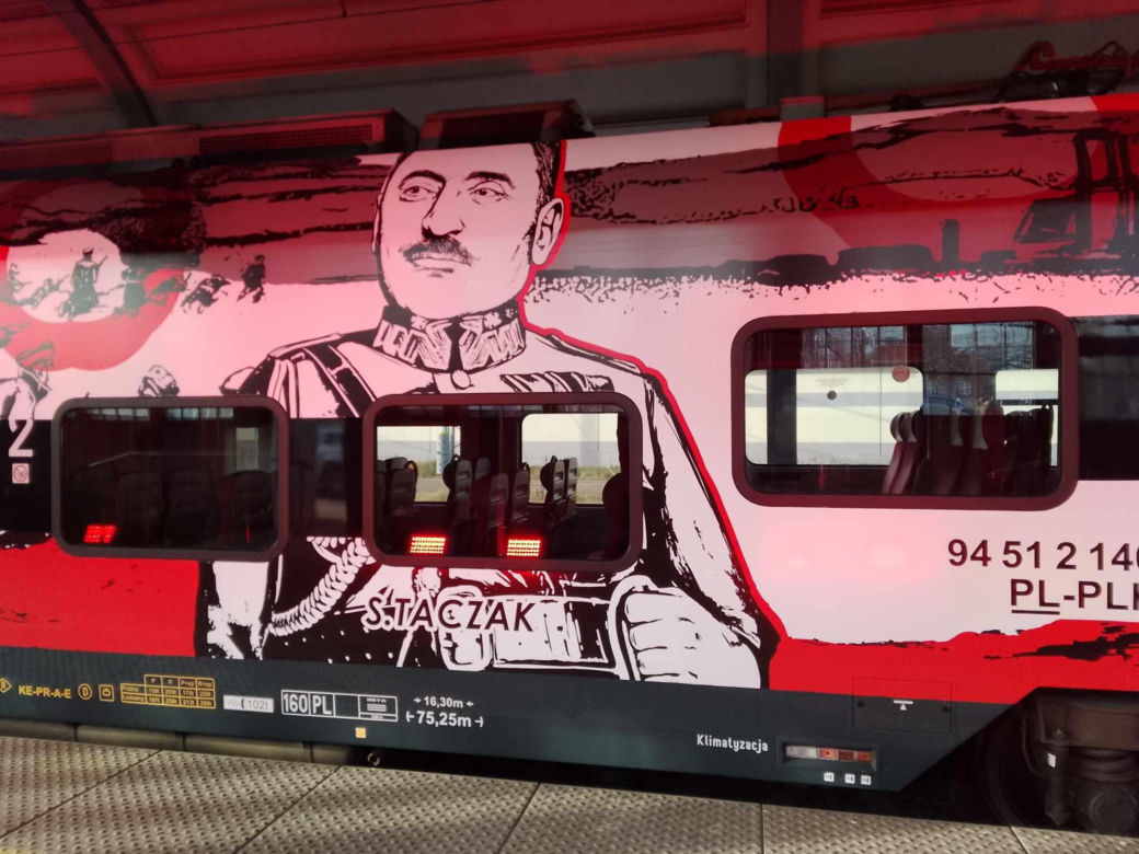 Tak wygląda specjalny pociąg Kolei Wielkopolskich z okazji 105. rocznicy wybuchu Powstania Wielkopolskiego