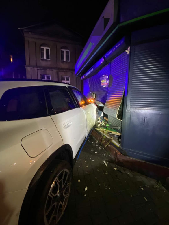 Wypadek w Toruniu. Samochód wjechał w kiosk
