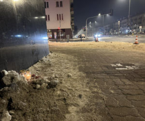 Zginął mały chłopiec. W miejscu tragedii zapłonęły znicze. Warszawa wstrząśnięta wypadkiem na Grochowskiej