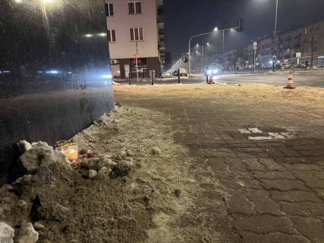 Zginął mały chłopiec. W miejscu tragedii zapłonęły znicze. Warszawa wstrząśnięta wypadkiem na Grochowskiej