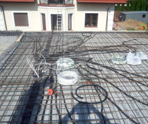 Dom z prefabrykatów - montaż ścian i stropu