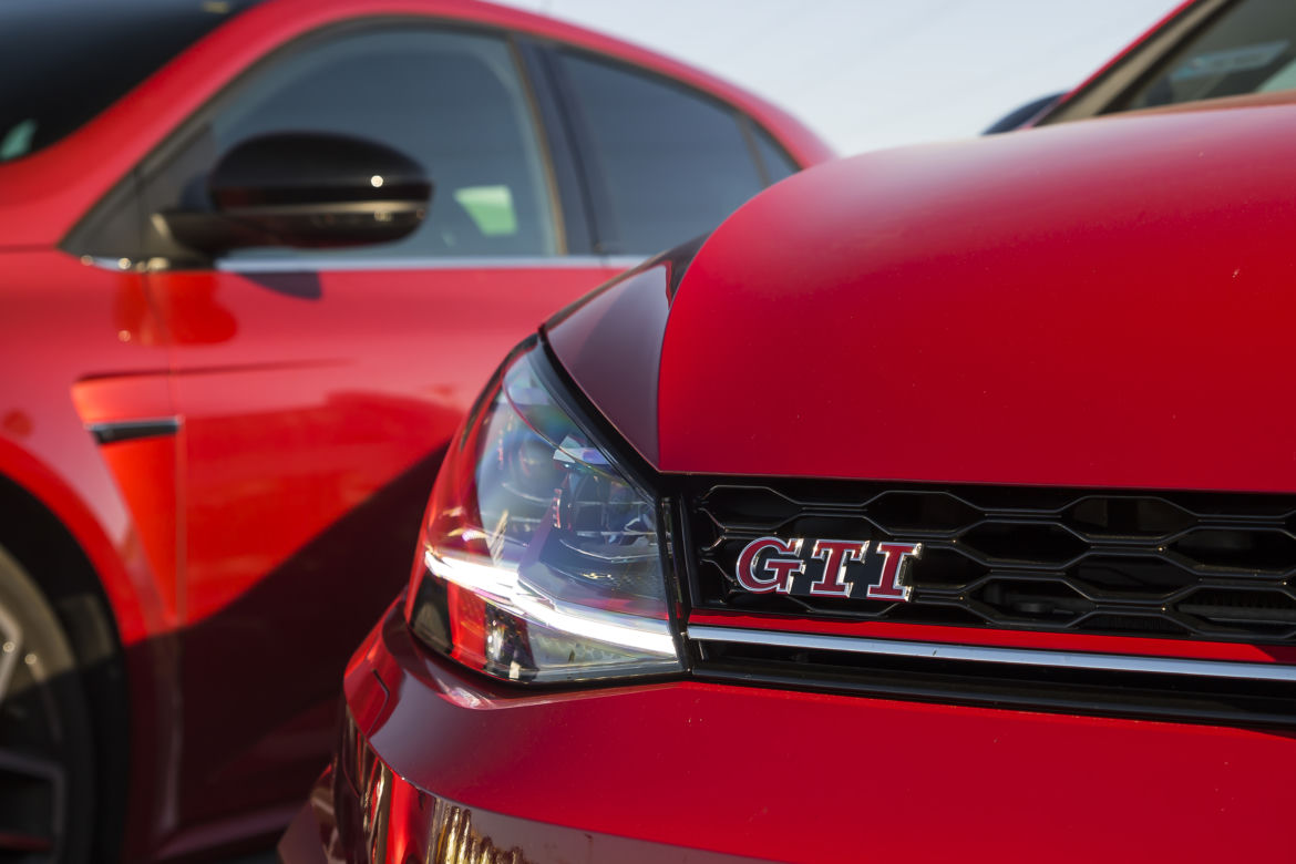 Renault Megane R.S. Trophy 1.8 TCe 300 KM EDC vs. Volkswagen Golf GTI TCR 2.0 TSI 290 KM DSG7