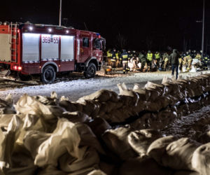 Płock. Alarm przeciwpowodziowy na Wiśle. Żołnierze WOT pracowali całą noć, by pomóc mieszkańcom