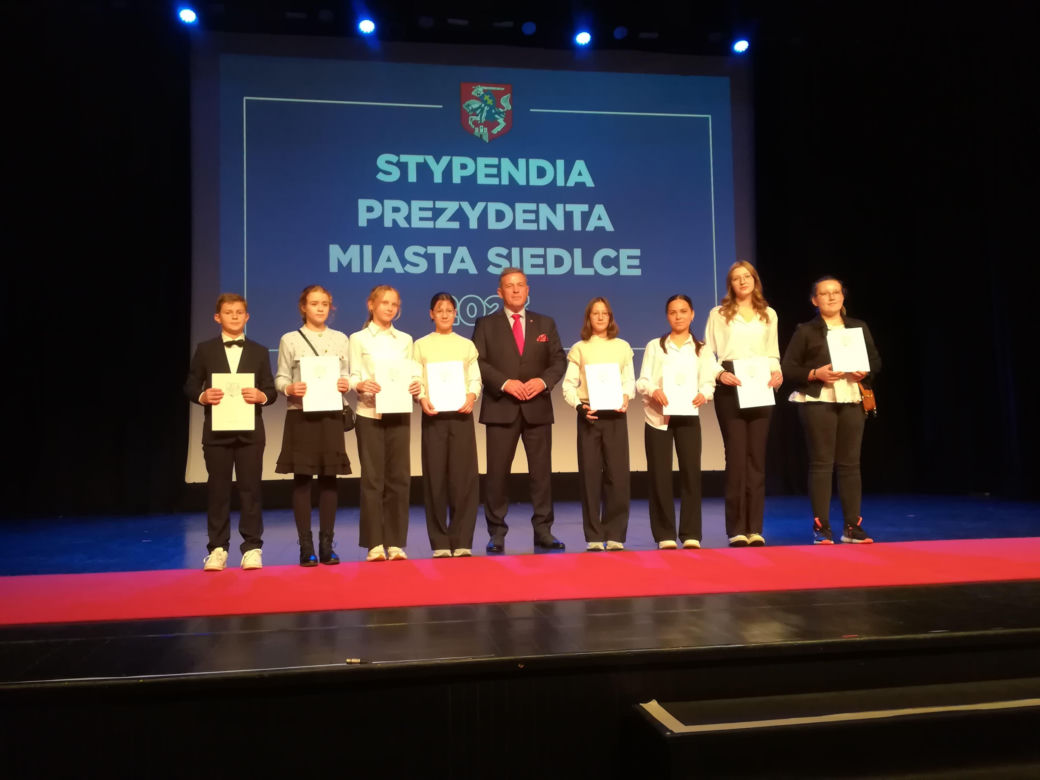 Stypendystom prezydent Andrzej Sitnik wręczył Listy Gratulacyjne