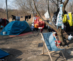 Ich dom to namiot w rezerwacie. Jak Paweł, Agnieszka i Zbyszek zorganizowali życie w cieniu mostu?