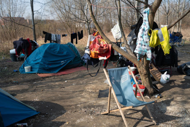 Ich dom to namiot w rezerwacie. Jak Paweł, Agnieszka i Zbyszek zorganizowali życie w cieniu mostu?