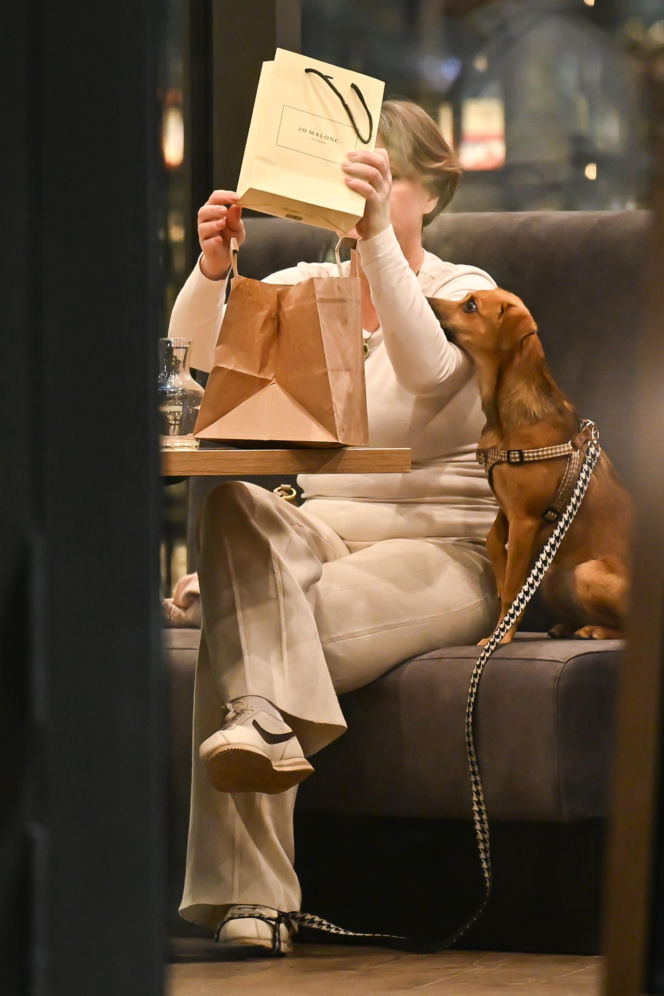 Monika Richardson z dzieckiem i pieskiem