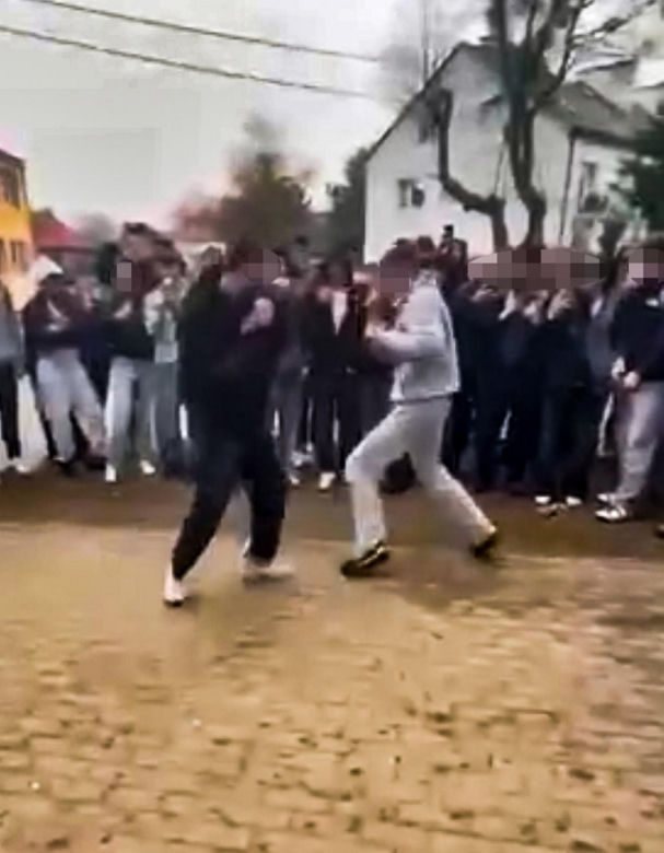 Uczniowie urządzili sobie „ustawkę” pod szkołą! Bójka na oczach tłumu. Nagrania trafiły do sieci
