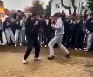 Uczniowie urządzili sobie „ustawkę” pod szkołą! Bójka na oczach tłumu. Nagrania trafiły do sieci