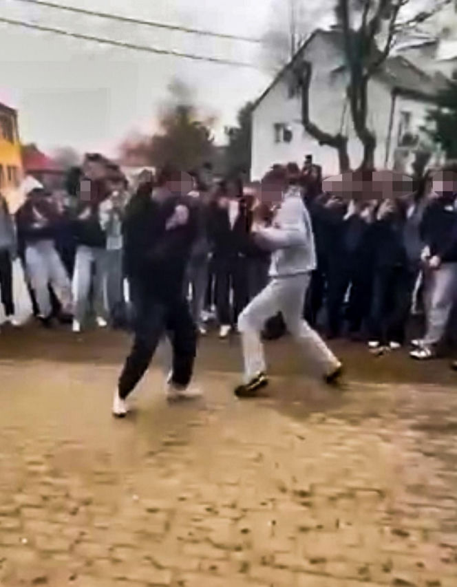 Uczniowie urządzili sobie „ustawkę” pod szkołą! Bójka na oczach tłumu. Nagrania trafiły do sieci