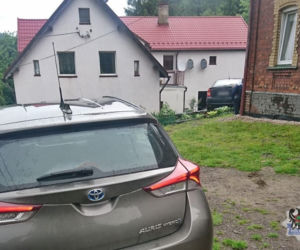 Pościg zakończył się na dachu budynku gospodarczego
