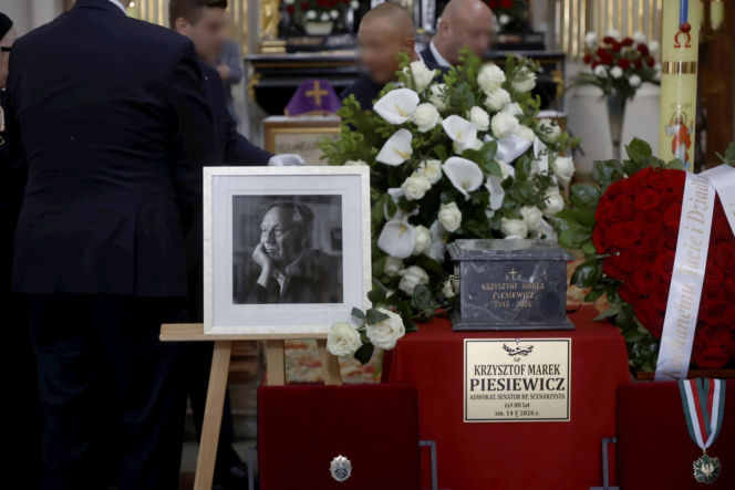 Monika Olejnik na pogrzebie senatora Piesiewicza. Towarzyszył jej ukochany