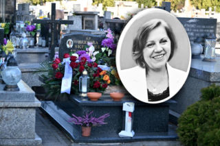 Tak dziś wygląda grób Barbary Skrzypek. Na jednym z wieńców tajemniczy napis. To przyciąga szczególną uwagę