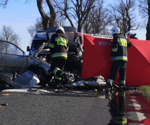 Tragedia pod Nakłem. Kierowca roztrzaskał się na drzewie