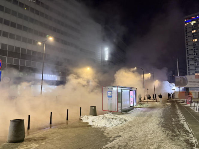 Gorąca chmura spowiła centrum Warszawy. Wielka dziura na środku ulicy. Co się stało?!