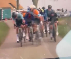 Kolarski skandal, uderzył go podczas wyścigu. Kamera idealnie to wychwyciła