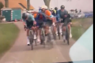 Kolarski skandal, uderzył go podczas wyścigu. Kamera idealnie to wychwyciła