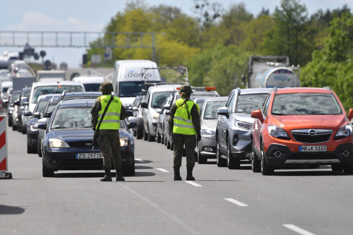 Ogromne korki na autostradzie prowadzącej do przejścia w Kołbaskowie