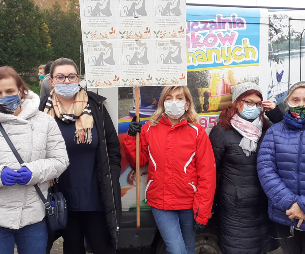 Od-Ważne kobiety rozdawały chryzantemy w Iławie