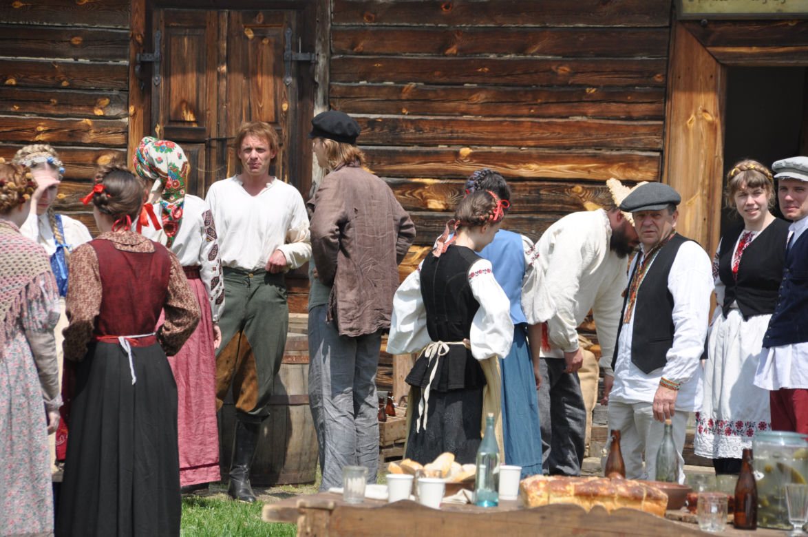 "Sami swoi. Początek". Filmowy kręcili sceny w Muzeum Wsi Kieleckiej w Tokarni