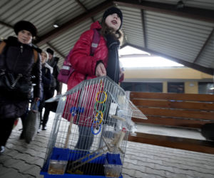 Już prawie 2 MILIONY obywateli Ukrainy uciekły przed wojną. Rosja celowo wywołuje katastrofę humanitarną