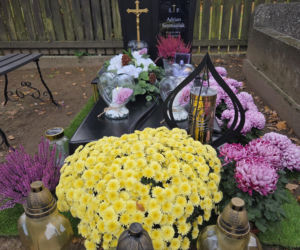 Trudno powstrzymać wzruszenie. Tak wygląda grób Adriana Szymaniaka, uczestnika programu Ślub od pierwszego wejrzenia