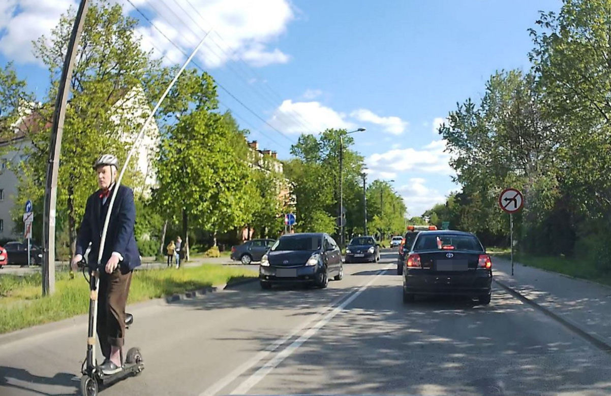 Korwin z rurą mknie po Otwocku