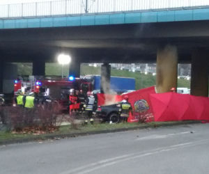 Śmiertelny wypadek na DTŚ. Samochód uderzył w filar i stanął w płomieniach