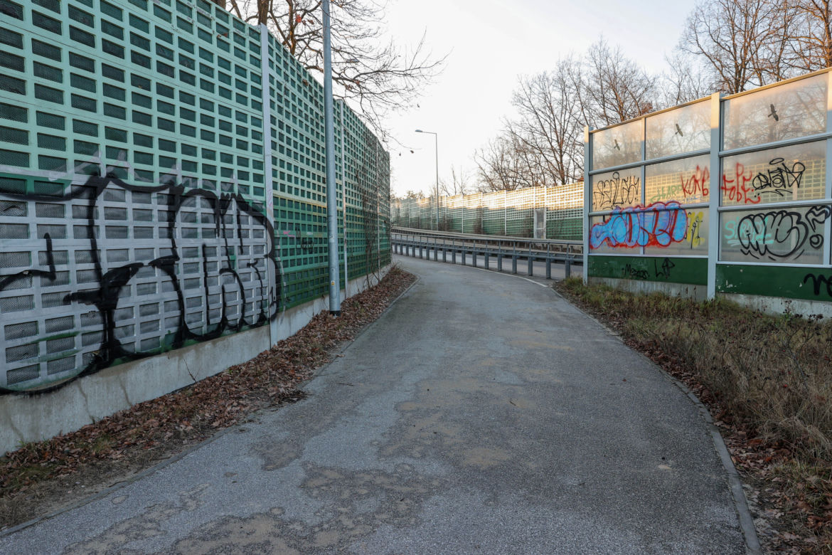 Nikt nie chce zmyć graffiti z wiaduktu. Urzędniczy ping pong na Choszczówce