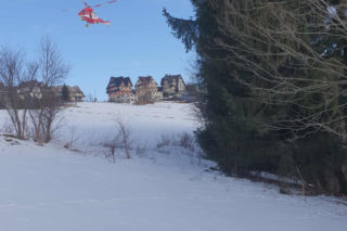 Chwile grozy na stoku! Mężczyzna huknął w drzewo i wpadł do potoku. Został poważnie ranny