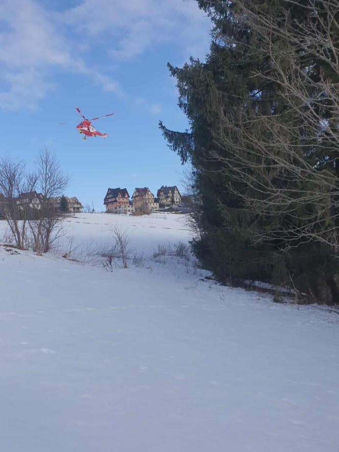 Chwile grozy na stoku! Mężczyzna huknął w drzewo i wpadł do potoku. Został poważnie ranny