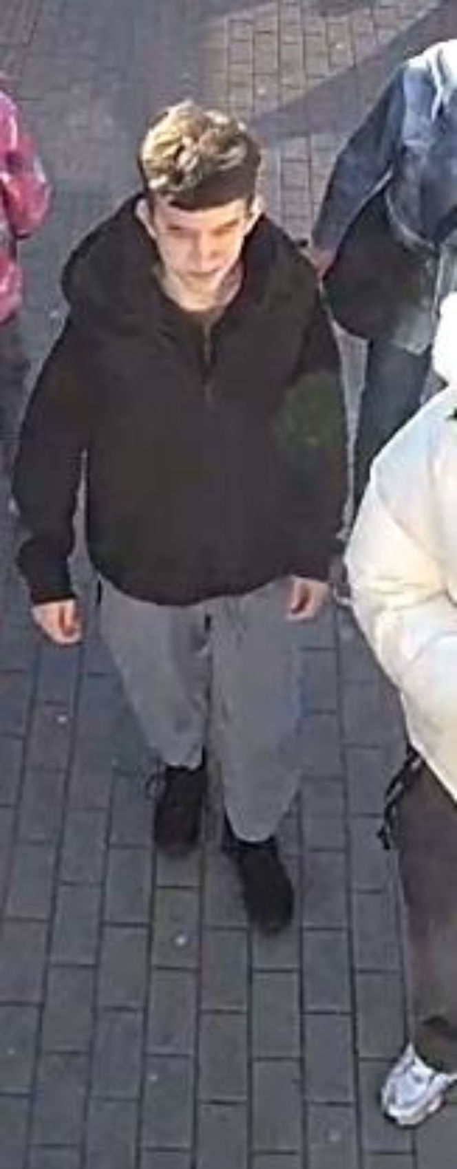 Pobił nastolatkę, bo miał chętkę na jej czapkę. Szokujące zdarzenia. Policja z Bielska-Białej szuka sprawcy