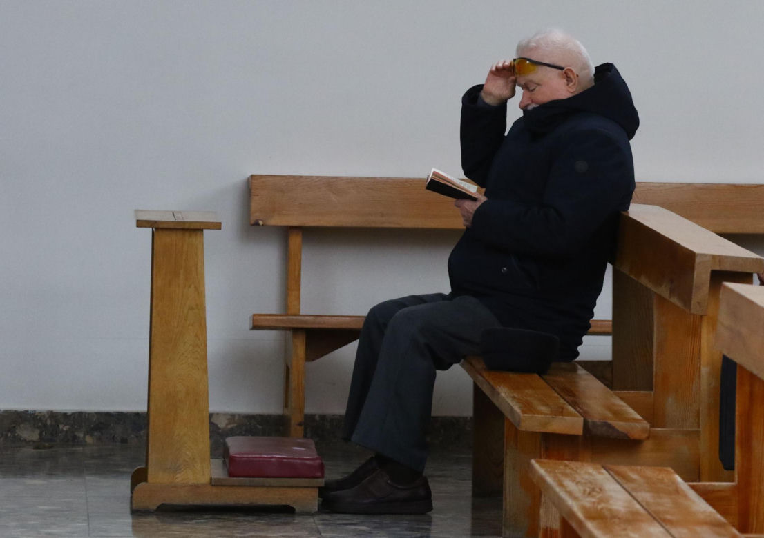 Lech Wałęsa wybrał się do kościoła w ostatni dzień 2023. roku. Tyle dał dziewczynce pod kościołem