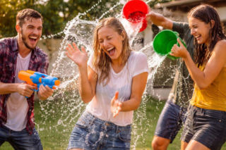 Skąd wzięła się tradycja śmigusa-dyngusa? Historia Lanego Poniedziałku zaskakuje 