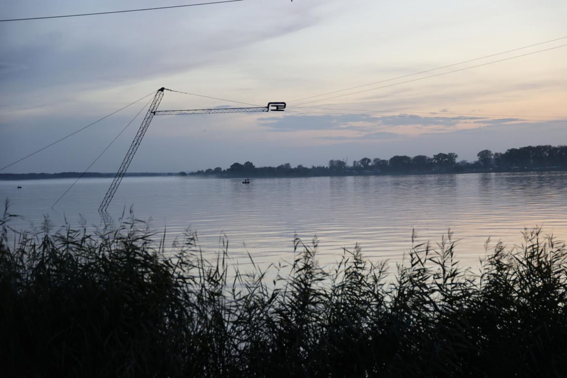 Późny jesienny zachód słońca nad Zalewem Zemborzyckim