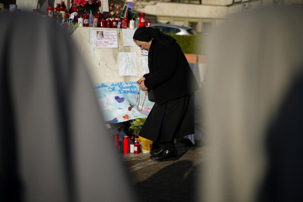 Wierni modlą się za Papieża Franciszka