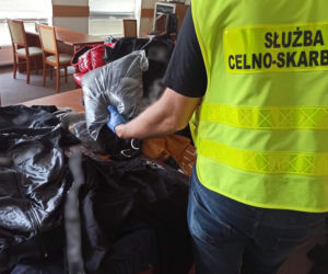Podrobione towary w rękach łomżyńskiej KAS [ZDJĘCIA]