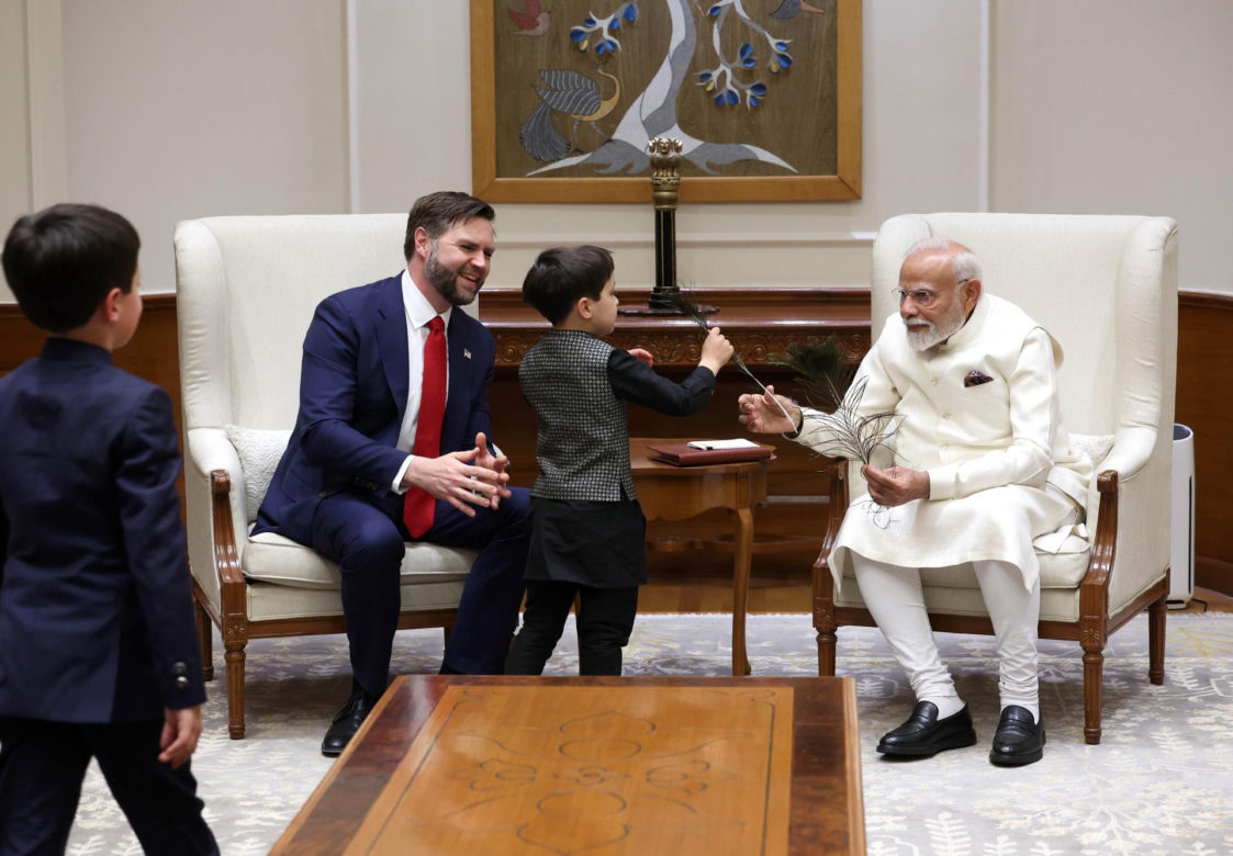 Rozmowy pokojowe w Delhi. Wiceprezydent USA Vance: Rosja i Ukraina będą musiały dokonać wymiany terytoriów.
