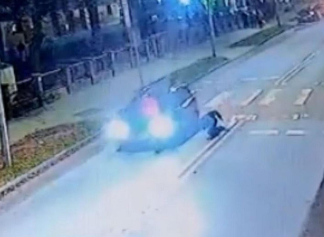 Weszli na przejście dla pieszych, 29-latek wjechał w nich fordem. Tragiczny finał