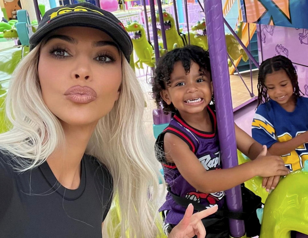 Kim Kardashian znów zachwyca. Tym razem jako symbol seksu lat 80.