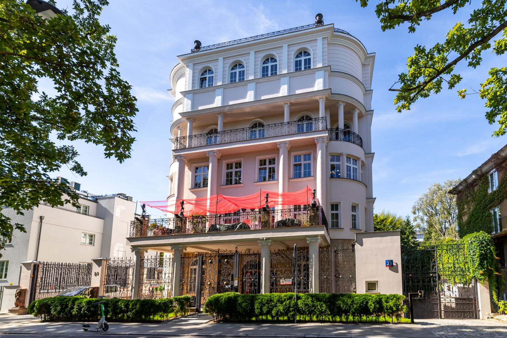 Biurowiec z lat 90. i początku XXI wieku. Warszawa, ulica Kielecka 23
