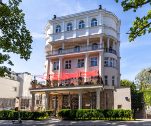 Biurowiec z lat 90. i początku XXI wieku. Warszawa, ulica Kielecka 23