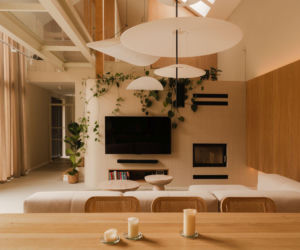 Nowoczesne wnętrza pozbawione chłodu i dosłowności. Dom na skraju lasu w Oławie