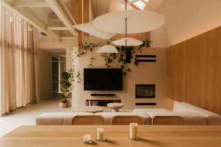 Nowoczesne wnętrza pozbawione chłodu i dosłowności. Dom na skraju lasu w Oławie