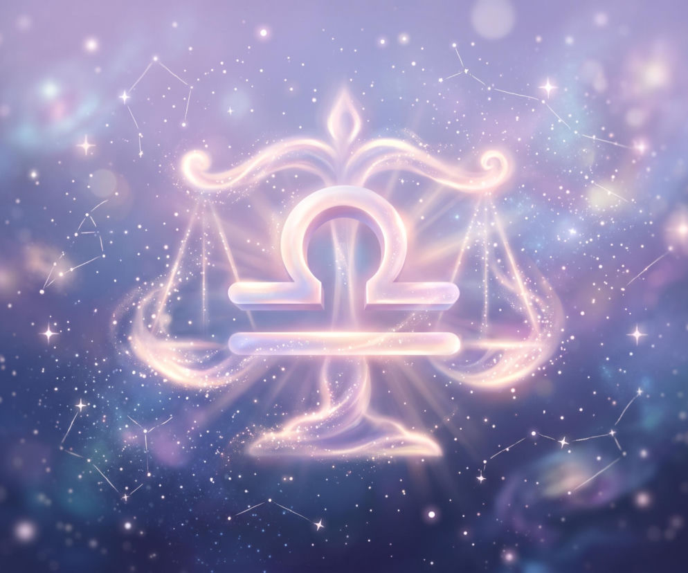 Świecący symbol i waga zodiakalna na tle gwieździstego nieba. O horoskopie dla Wagi przeczytasz w serwisie Eska.