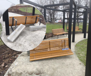 Nowa infrastruktura w Warszawie już zniszczona. Wyrwali ławkę z betonem. Przykro się na to patrzy