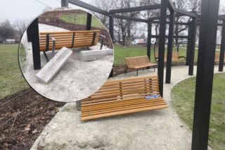 Nowa infrastruktura w Warszawie już zniszczona. Wyrwali ławkę z betonem. Przykro się na to patrzy